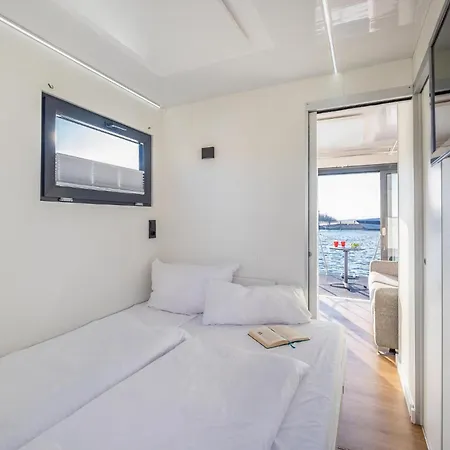 Hausboot Tiny Hotel na wodzie