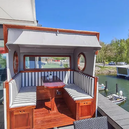 Hotel na wodzie Hausboot Tiny Sagard